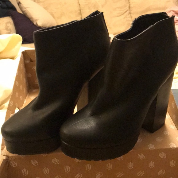 Call It Spring “Leawen” Ankle Boot Block Heel - Picture 2 of 6